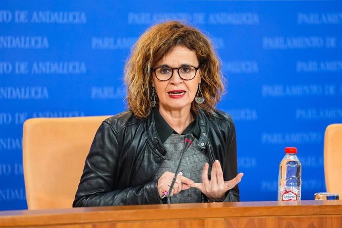 La diputada de Por Andalucía Esperanza Gómez, este martes en rueda de prensa en el Parlamento.