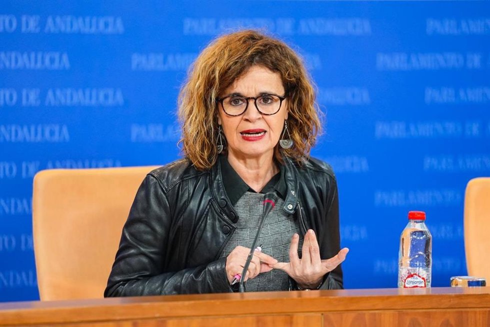 La diputada de Por Andalucía Esperanza Gómez, este martes en rueda de prensa en el Parlamento.