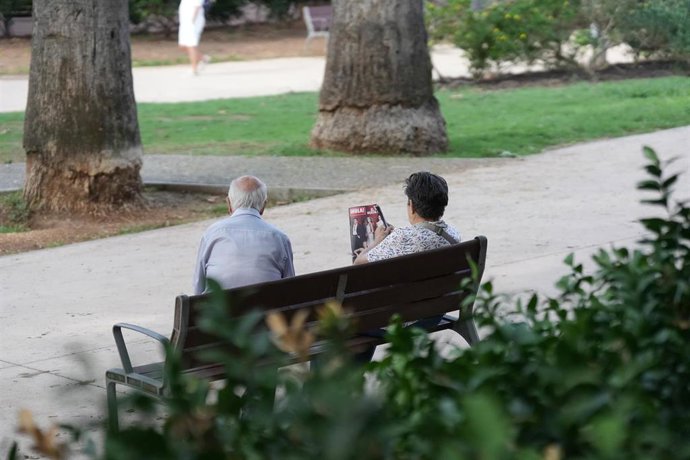 Archivo - Dos personas sentadas en un banco, a 17 de septiembre de 2025, en Barcelona, 