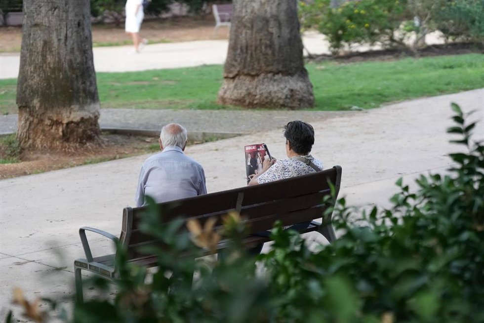 Archivo - Dos personas sentadas en un banco, a 17 de septiembre de 2025, en Barcelona, 
