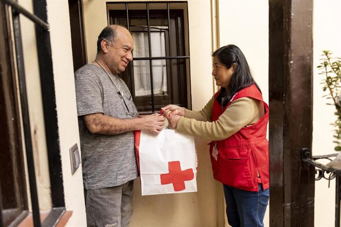 Imagen de una voluntaria de Cruz Roja.