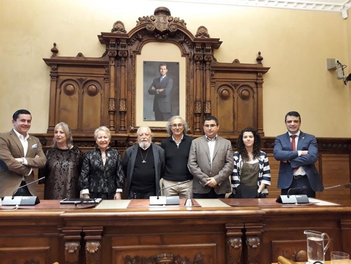 Archivo - José Antonio García Santaclara (en el centro), entre los premiados con las Medallas de Plata de la Villa de Jovellanos, que otorga el Ayuntamiento gijonés, en 2018.