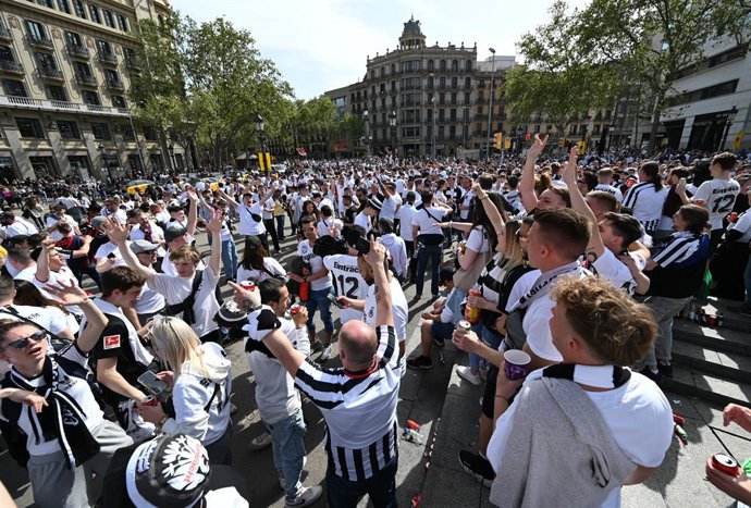 Archivo - 14 April 2022, Spain, Barcelona: Eintracht fans cheer as they gather at at Placa de Catalunya before the UEFA Europa League quarter-final second leg soccer match between FC Barcelona and Eintracht Frankfurt. Photo: Arne Dedert/dpa