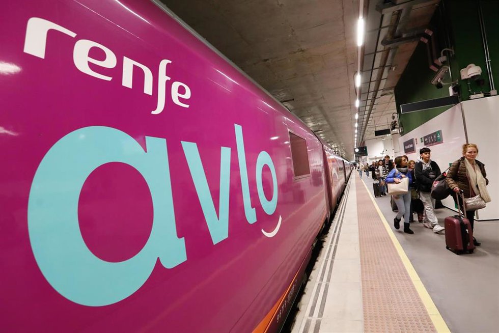 Archivo - Un tren de Avlo en la Estación de Murcia El Carmen, a 10 de diciembre de 2023, en Murcia