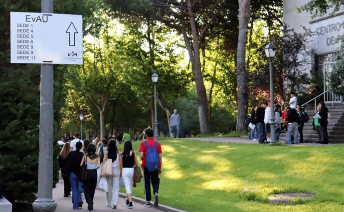 Archivo - Alumnos en campus universitario. Imagen de archivo.