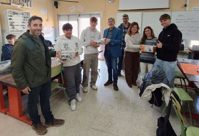 Entrega de los kits de robótica a uno de los centros.