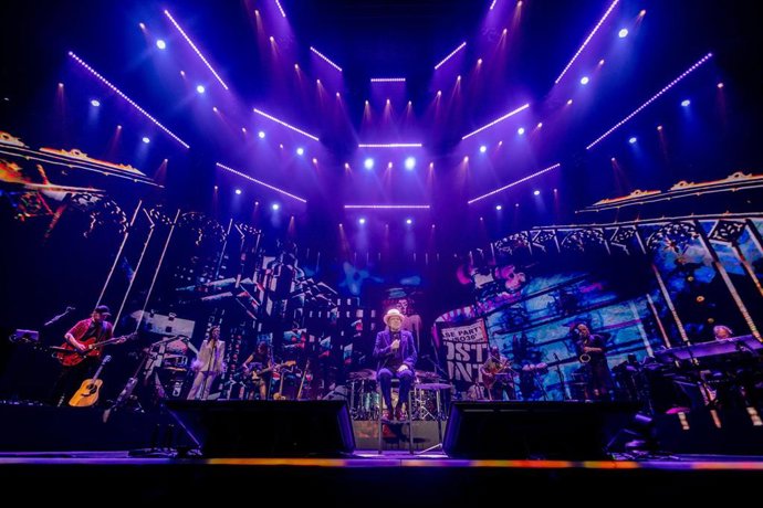 El cantante Joaquín Sabina, durante su concierto en el Movistar Arena, a 30 de noviembre de 2025, en Madrid (España). Joaquín Sabina ofrece este último concierto de su carrera como parte de su gira de despedida "Hola y Adiós".