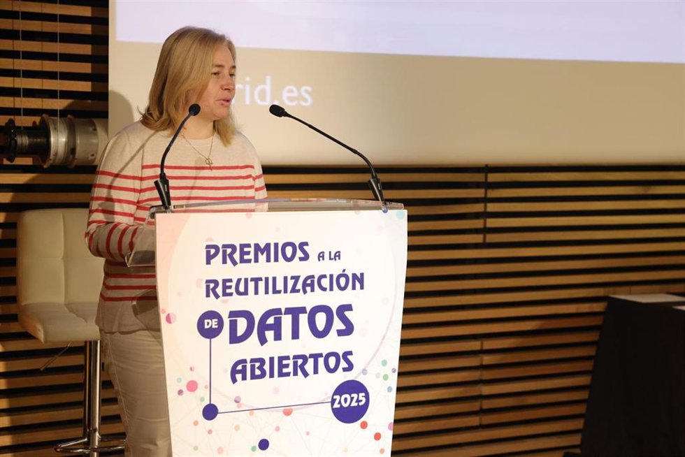 La portavoz municipal, vicealcaldesa y delegada de Seguridad y Emergencias, Inma Sanz, entrega los primeros premios a la reutilización de datos abiertos.