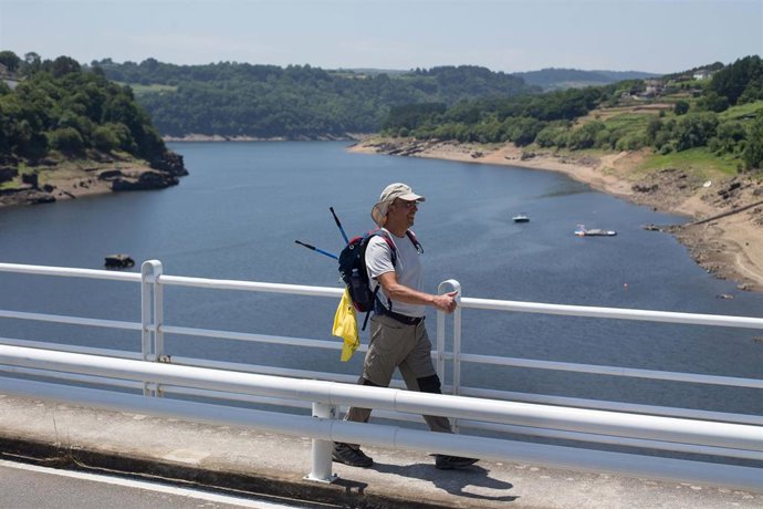 Archivo - Un peregrino realiza el Camino de Santiago, a 15 de junio de 2021, en Portomarín, Lugo, Galicia, (España). Como consecuencia de una mejoría en la evolución de la situación epidemiológica del Covid-19 en Galicia, la Xunta ha decidido permitir la 