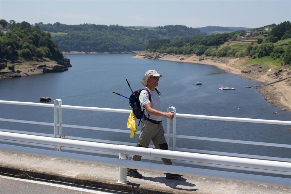 Archivo - Un peregrino realiza el Camino de Santiago, a 15 de junio de 2021, en Portomarín, Lugo, Galicia, (España). Como consecuencia de una mejoría en la evolución de la situación epidemiológica del Covid-19 en Galicia, la Xunta ha decidido permitir l