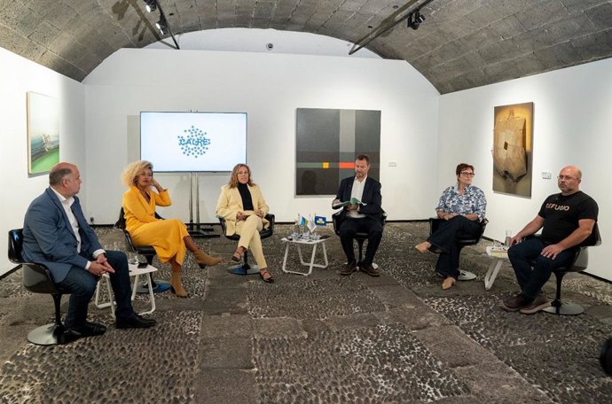 La presidenta del Parlamento de Canarias, Astrid Pérez (c), en un videpodcast sobre el reto migratorio y el Pacto de Asilo