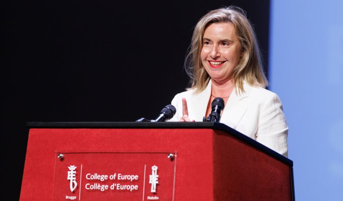 La directora del Colegio de Europa de Brujas, Federica Mogherini, interviene durante el acto de clausura del Curso académico 2024/2025 del Colegio de Europa, en el Teatro Municipal de Brujas, a 20 de junio de 2025, en Brujas (Bélgica).