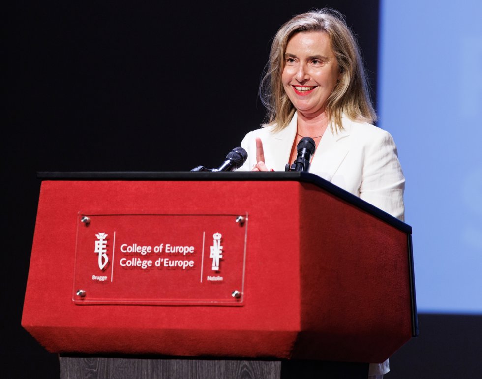 La directora del Colegio de Europa de Brujas, Federica Mogherini, interviene durante el acto de clausura del Curso académico 2024/2025 del Colegio de Europa, en el Teatro Municipal de Brujas, a 20 de junio de 2025, en Brujas (Bélgica).