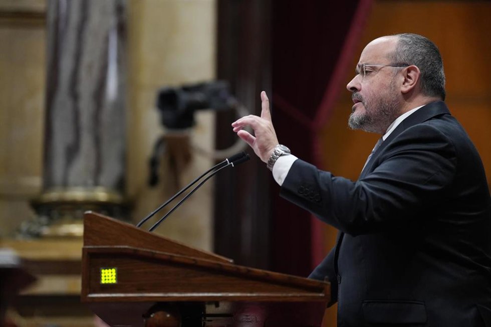 Archivo - El presidente del PP de Catalunya, Alejandro Fernández, durante la primera jornada del Debate de Política General, en el Parlament de Catalunya, a 8 de octubre de 2025