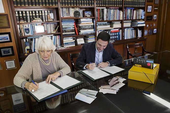 La presidenta de la Autoridad Portuaria de la Bahía de Cádiz, Teófila Martínez, junto a Marcos Pacheco Morales-Padrón, responsable de la donación de fotografías para el archivo del puerto de Cádiz