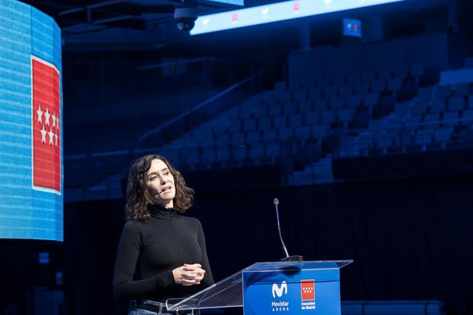 La presidenta de la Comunidad de Madrid, Isabel Díaz Ayuso, durante la visita a las instalaciones del pabellón de eventos Movistar Arena, a 2 de diciembre de 2025, en Madrid (España). El pabellón celebra el 20º aniversario de su reapertura.