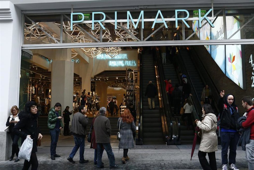 Archivo - Gente de compras en Gran Vía (Madrid). 