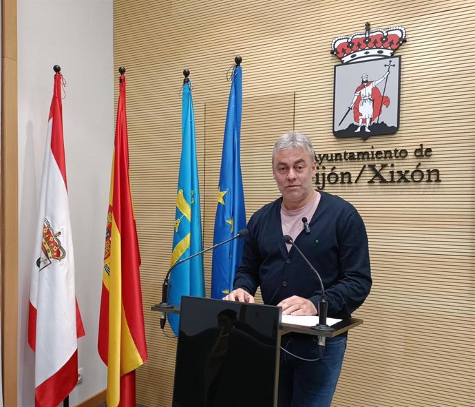 El concejal del Grupo Municipal Socialista del Ayuntamiento de Gijón Ramón Tuero, en rueda de prensa en el Consistorio gijonés.
