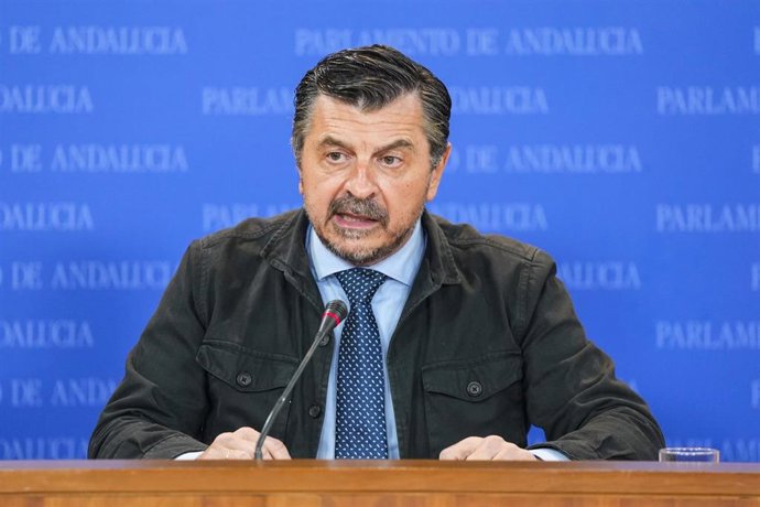 El portavoz del Grupo Parlamentario Popular, Toni Martín, durante la ronda de ruedas de prensa de portavoces de los grupos parlamentarios en el Parlamento de Andalucía, a 2 de diciembre de 2025 en Sevilla (Andalucía, España). Los portavoces de los grupos 