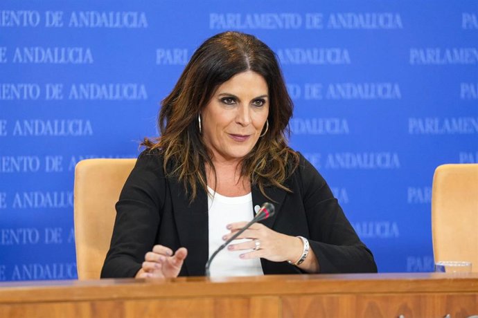 La portavoz adjunta del Grupo Parlamentario Socialista, Ángeles Férriz, durante la ronda de ruedas de prensa de portavoces de los grupos parlamentarios en el Parlamento de Andalucía, a 2 de diciembre de 2025 en Sevilla (Andalucía, España). Los portavoces 