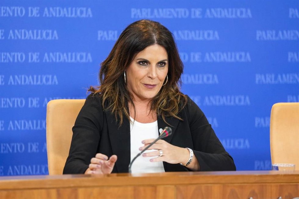 La portavoz adjunta del Grupo Parlamentario Socialista, Ángeles Férriz, durante la ronda de ruedas de prensa de portavoces de los grupos parlamentarios en el Parlamento de Andalucía, a 2 de diciembre de 2025 en Sevilla (Andalucía, España). Los portavoce