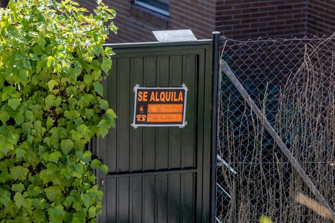 Archivo - Un cartel que anuncia que se alquila una vivienda.