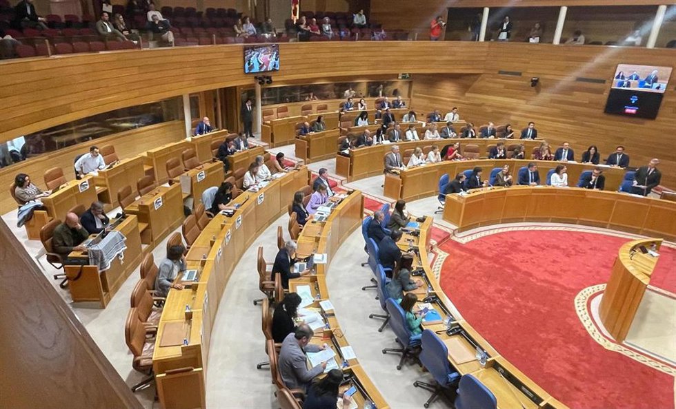 Archivo - Un momento de la sesión de control al Gobierno en el Parlamento de Galicia con la ausencia de varios diputados del BNG que secundan la huelga en apoyo a Palestina.