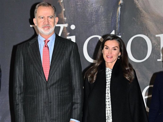 El Rey Felipe y la Reina Letizia durante la inauguración de la exposición sobre la Reina Victoria Eugenia, en las Galerías de las Colecciones Reales, en el Palacio Real