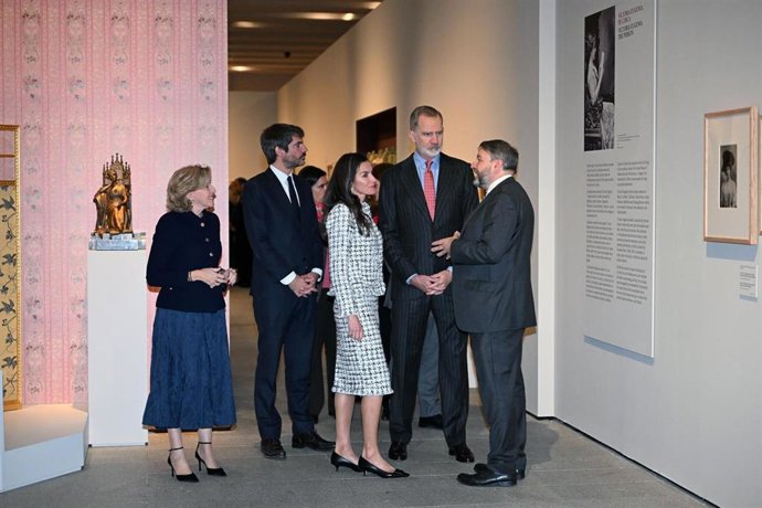 El ministro de Cultura, Ernest Urtasun, el Rey Felipe y la Reina Letizia durante la inauguración de la exposición sobre la Reina Victoria Eugenia, en el las Galerías de las Colecciones Reales.