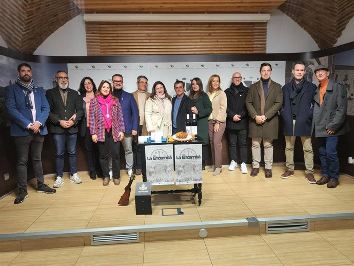 El alcalde de Torrejoncillo, la diputada de Turismo y los mayordomos presentan la fiesta de La Encamisá que se celebra el domingo 7 de diciembre