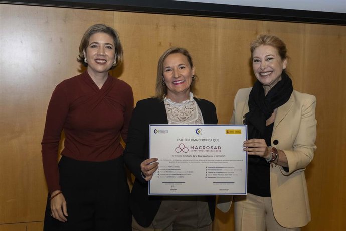 Responsables de Macrosad con el certificado de la adhesión a la Carta de la Diversidad.