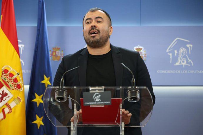 O deputado do grupo parlamentar Sumar, Nahuel González López, durante uma coletiva de imprensa no Congresso dos Deputados, em 2 de dezembro de 2025, em Madri (Espanha).