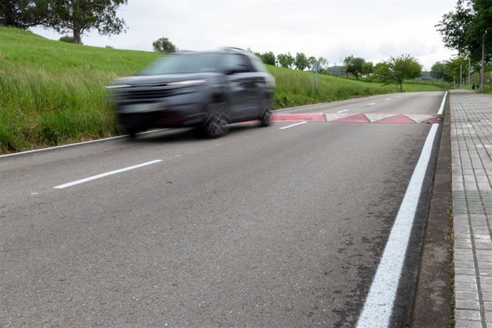Archivo - Coche. Velocidad. Vehículo