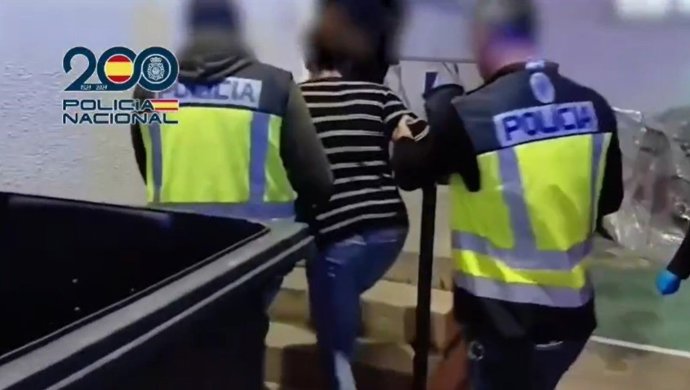 La detenida tras la muerte de una mujer en Valdelagrana es conducida por dos agentes de la Policía.