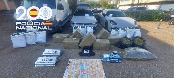 Efectos sustraídos durante la desarticulación por parte de la Policía Nacional de una banda dedicada a traficar con sustancias estupefacientes.