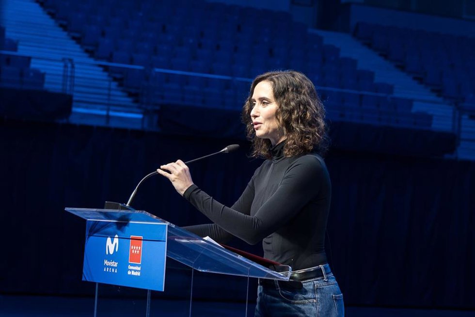 La presidenta de la Comunidad de Madrid, Isabel Díaz Ayuso, durante la visita a las instalaciones del pabellón de eventos Movistar Arena, a 2 de diciembre de 2025, en Madrid (España). El pabellón celebra el 20 aniversario de su reapertura.