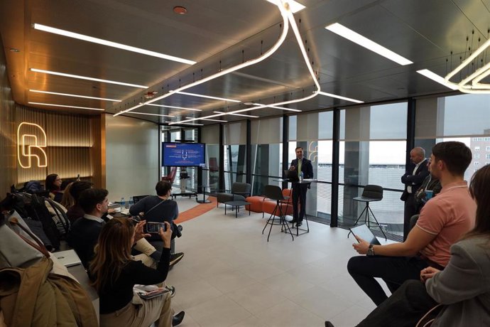 El consejero delegado de Qaracter, Enrique Galván, durante la presentación del 'I Barómetro 2025: Tendencias y Digitalización en Banca y Seguros'.