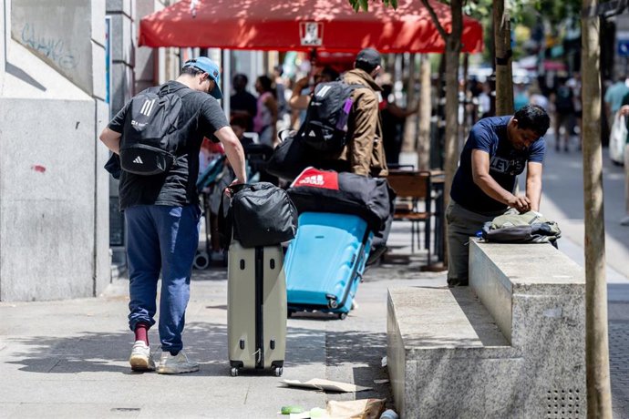 Archivo - Turistas con maletas, a 1 de julio de 2025, en Madrid (España). España ha implantado el registro obligatorio para alojamientos turísticos que se publiquen en plataformas digitales, exigiendo que todos los anuncios de arrendamiento turístico mues