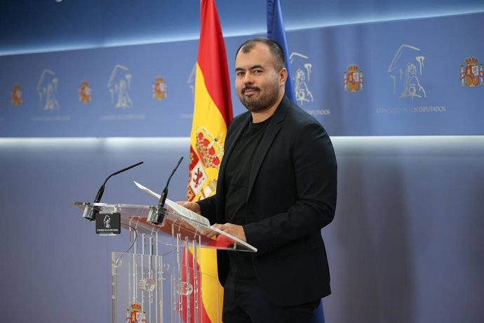 El diputado del grupo parlamentario Sumar, Nahuel González López, durante una rueda de prensa en el Congreso de los Diputados, a 2 de diciembre de 2025, en Madrid (España).