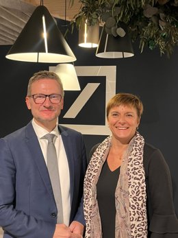 El director de inversiones de Deutsche Bank para EMEA, Dirk Steffen, y la directora de inversiones de Deutsche Bank España, Rosa Duce.