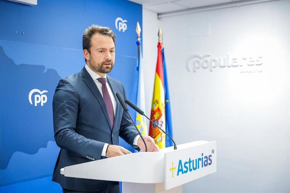 El presidente del PP de Asturias, Álvaro Queipo, durante la rueda de prensa de este martes.