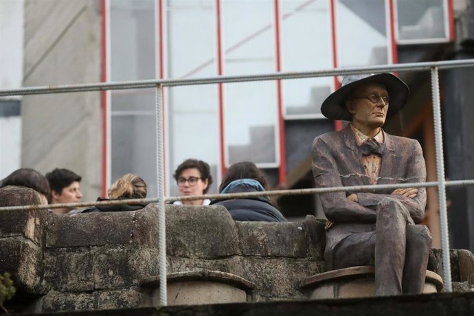 Trabajadores de la Sargadelos a su llegada a la fábrica, a 28 de noviembre de 2025, en Cervo, Lugo, Galicia (España). El dueño de Sargadelos, Segismundo García, ha vuelto a ordenar que pare la producción en la histórica planta de cerámica de Cervo (Lugo),