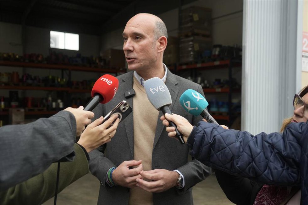 El portavoz del PP de Extremadura, José Ángel Sánchez Juliá, atiende a los medios en Mérida