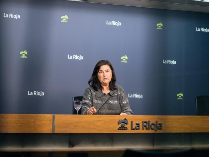 La directora general de Empleo, Cristina Salinas, informa de los datos relativos al mercado de trabajo durante el mes de noviembre en La Rioja