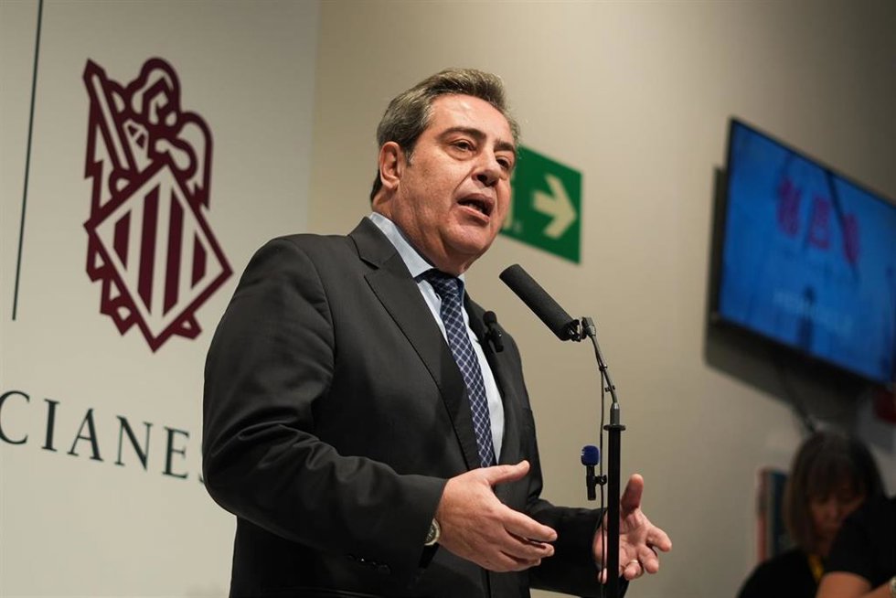 El presidente de Vox Valencia, José María Llanos, ofrece declaraciones tras el pleno de toma de posesión del nuevo president, en Les Corts Valencianes