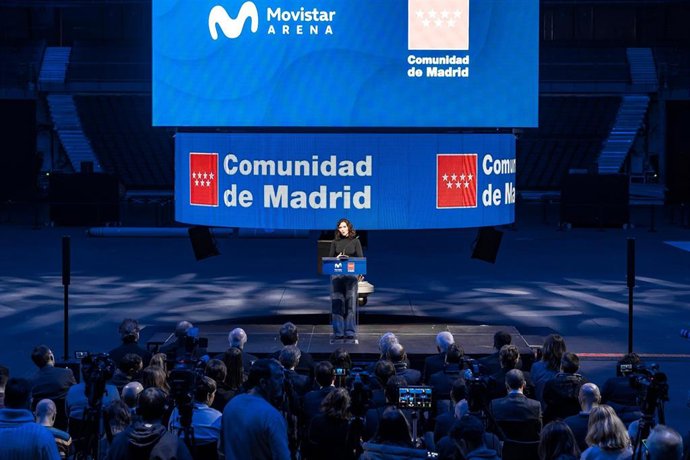 La presidenta de la Comunidad de Madrid, Isabel Díaz Ayuso, durante la visita a las instalaciones del pabellón de eventos Movistar Arena, a 2 de diciembre de 2025, en Madrid (España). El pabellón celebra el 20º aniversario de su reapertura.