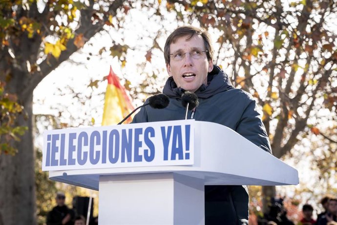 El alcalde de Madrid, José Luis Martínez-Almeida, durante la concentración contra la corrupción del Gobierno convocada por el PP, en el Templo de Debod
