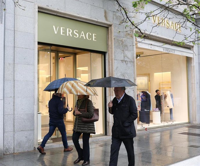 Archivo - Fachada de la tienda de Versace en Calle Serrano, a 11 de abril de 2025, en Madrid (España).