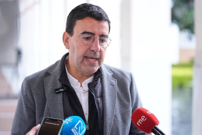 El portavoz de Presidencia del PSOE-A, Mario Jiménez, atiende a los medios en el Parlamento.