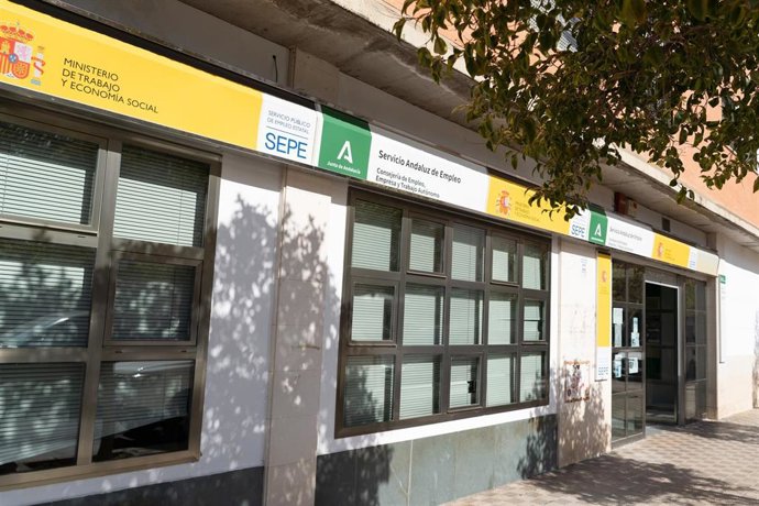 Archivo - Fachada de una oficina del (SEPE) en imagen de archivo.